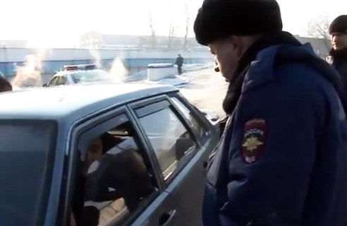 В Кемерово водитель протащил инспектора несколько метров