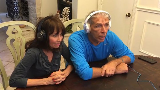 Во время игры в угадывание фраз они узнают, что скоро станут бабушкой и дедушкой