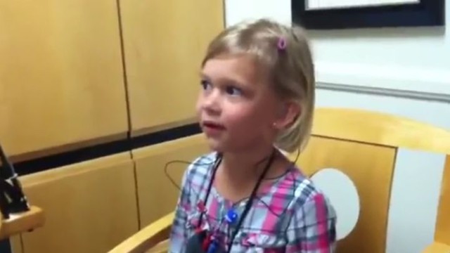 Частично глухая девочка впервые услышала свой голос. Её реакция бесценна!