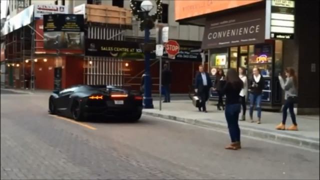 Lambo Aventador производит впечатление на девушек