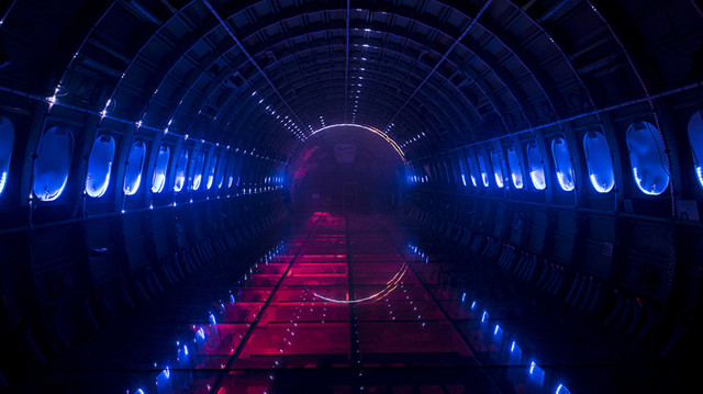Потрясающее световое шоу в фюзеляже самолета