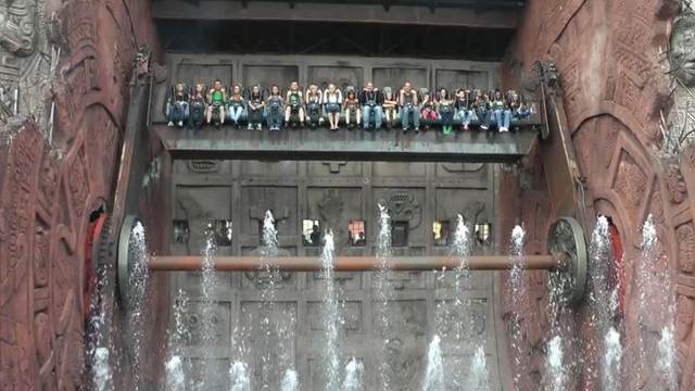 Посетители аттракциона в немецком парке развлечений даже не представляют, через что им придется пройти! Самый адреналиновый аттракцион Германии