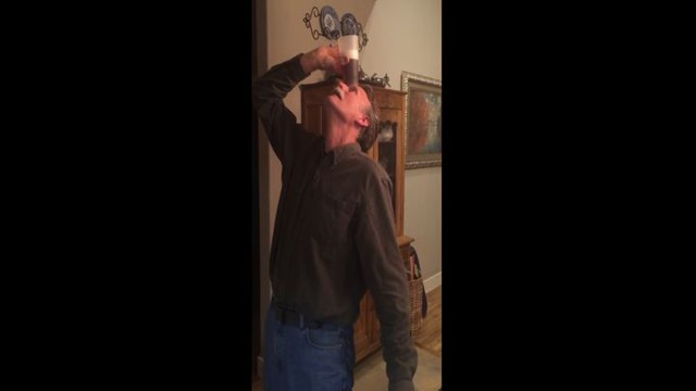 Пивная йога? Почему бы и нет!  60-летний мужчина совместил йогу и распитие пива