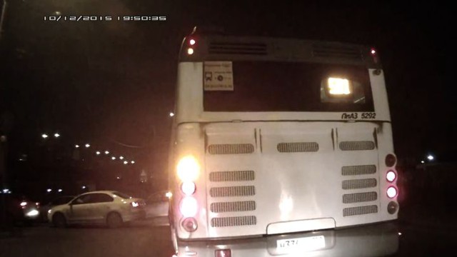 Залез под автобус