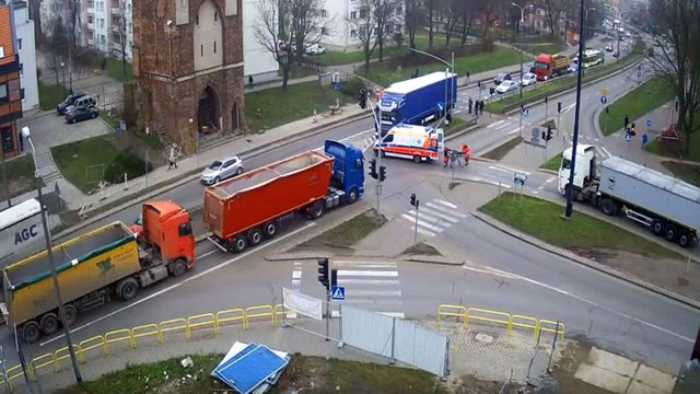 Вот поэтому не стоит перебегать перед фурой