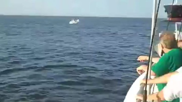 Лодка и танкер едва избежали столкновения