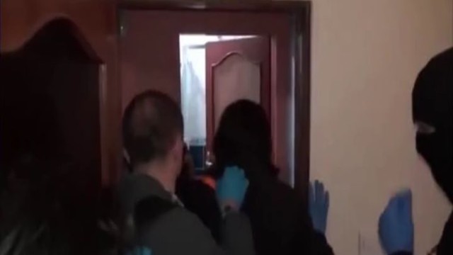 Во время обыска квартиры полицейский застрелил дочь подозреваемого 