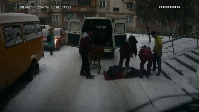В Магнитогорске сотрудники скорой помощи спустили пациента с лестницы 