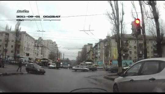 Пешеход вбежал в бок машине