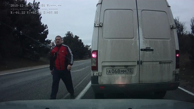 Фургоны подрезали водителя, выезжая на главную