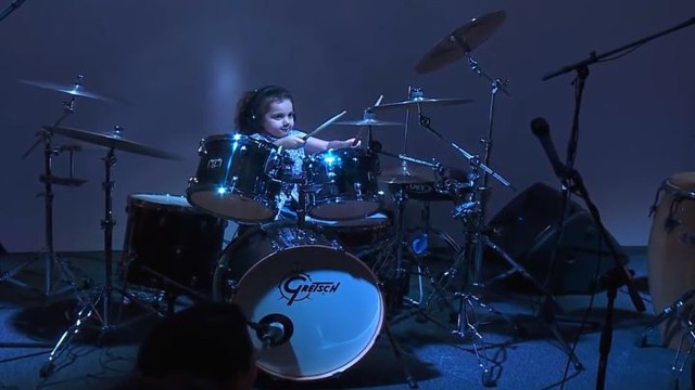 Талантливая 5-летняя барабанщица играет хард-рок