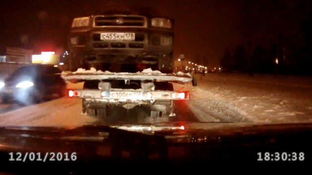 Ниссан спрыгнул с эвакуатора