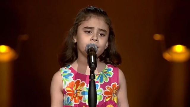 Когда не знаешь как поступить, поступи по-человечески. Когда эта 9-летняя девочка не смогла петь из-за слёз, женщина поднялась и помогла ей!