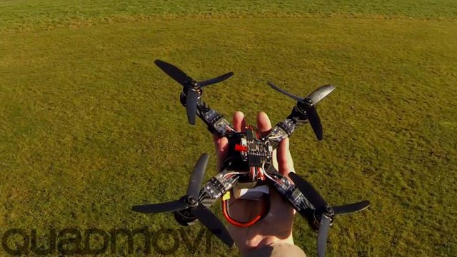 Фигуры высшего пилотажа от суперскоростного дрона!