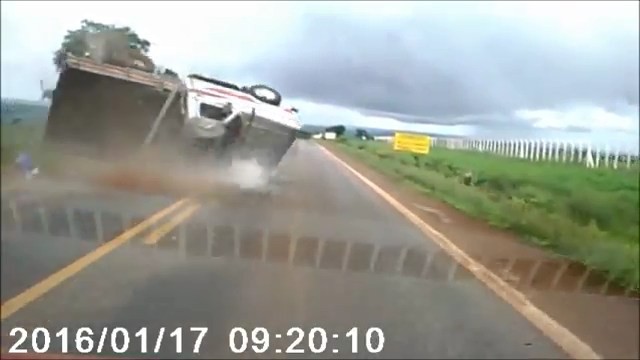 Авария дня. Водитель вылетел из кувыркающейся машины