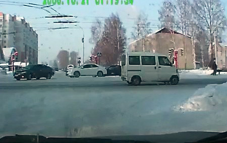 Столкновение трех автомобилей в Кемерове