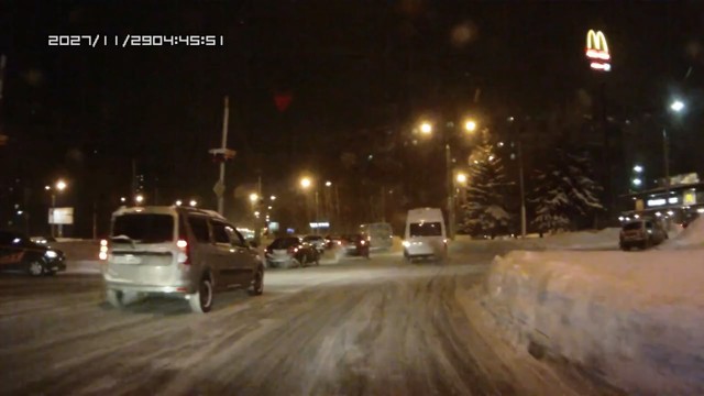 Столкновение на перекрестке с круговым движением