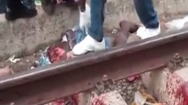 Человека разрезало поездом пополам