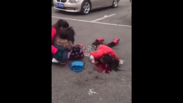 Матери оплакивает сбитых насмерть дочерей 