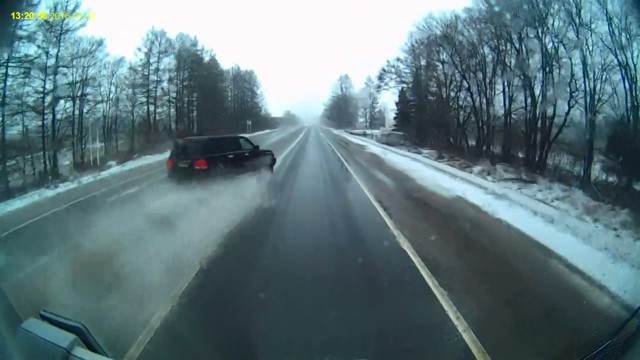 Авария дня. Внедорожник влетел в мемориал воинской славы