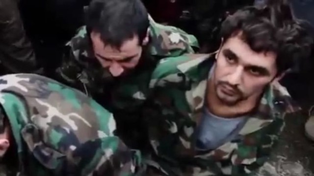 Обезумевшая толпа линчевала сирийских солдат 