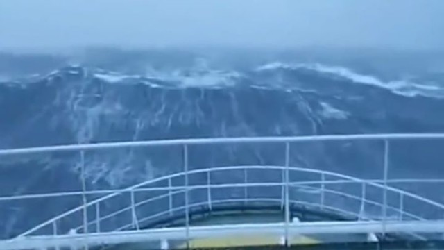 Когда оказываешься лицом к лицу с 30-метровой волной, даже большой корабль кажется хрупкой лодочкой