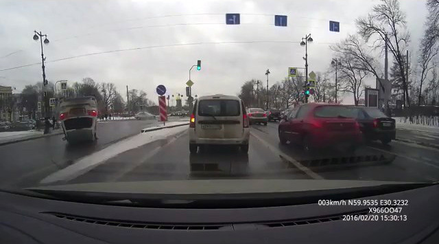 Автомобиль перевернулся после столкновения с ДПС