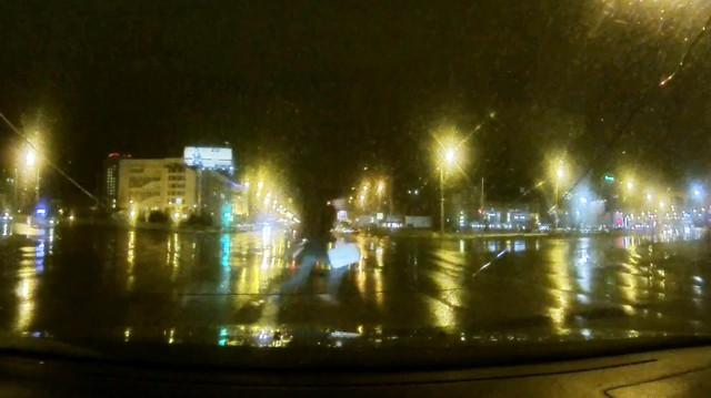 Пешеход в прыжке попал под машину