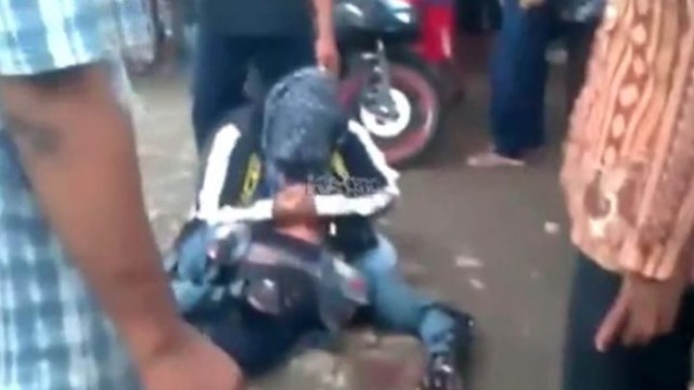 Женщина со своим парнем после аварии