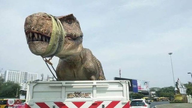 Отрезвляющая пробка: "оживший" гигантский тираннозавр перепугал жителей Бангкока