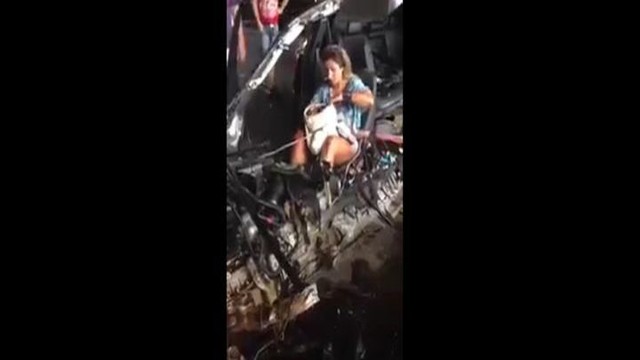 Выжившая в страшной аварии бразильянка поправляет макияж рядом с мертвым водителем