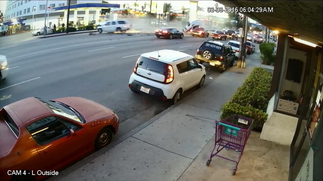 Авария дня. Гонщик устроил жесткий замес в Лос-Анджелесе