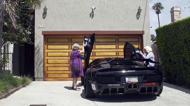 Две бабульки прокатились на суперкаре Lamborghini