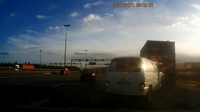 Микроавтобус влетел в припаркованный полуприцеп