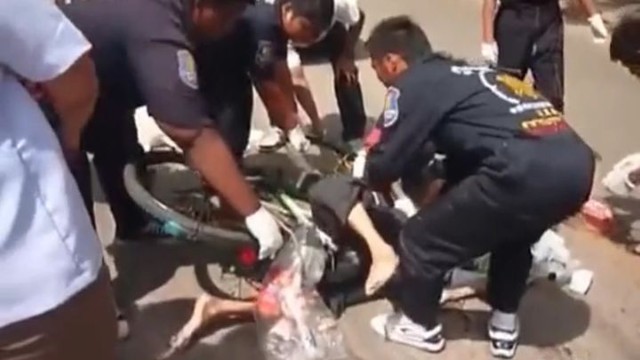 Велосипедист попал под автобус