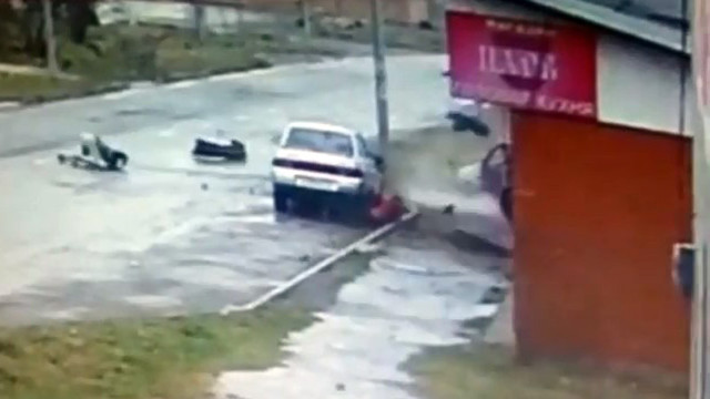 Авария дня. Водитель и пассажир выжили после встречи со столбом