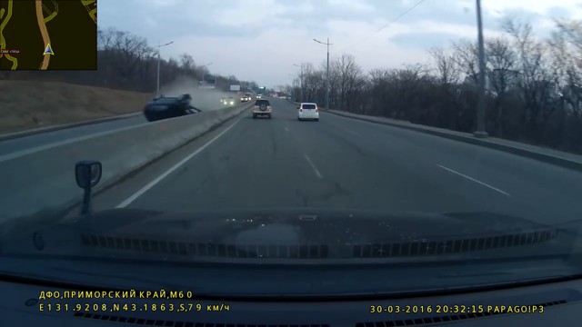 Авария дня. Во Владивостоке перевернулся минивен 