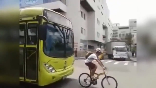 Велосипедист довыпендривался 