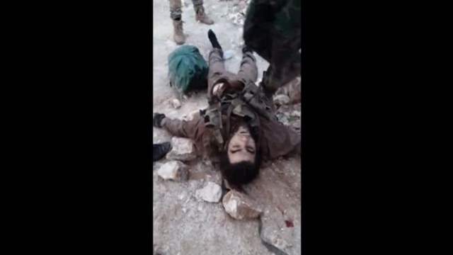 Курдский солдат отрезает голову боевику ИГИЛ