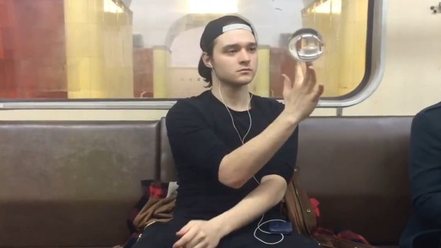 Мастер стеклянных шаров в московском метро