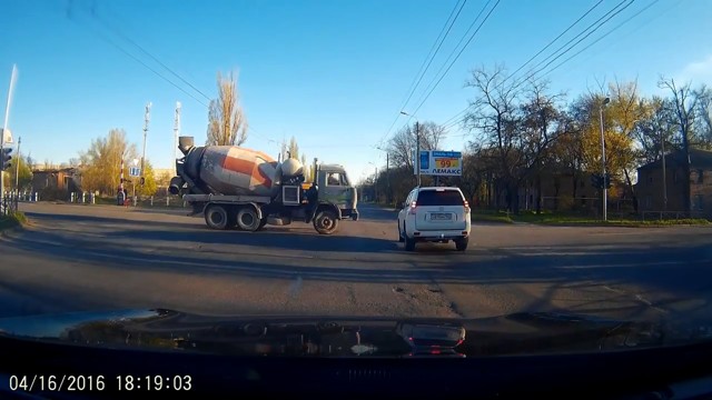 Авария дня. В Таганроге бетономешалка врезалась в стену дома