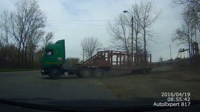 В Туле фура завалила фонарный столб