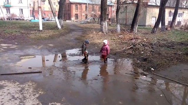 Счастливый ребенок везде грязь найдет!