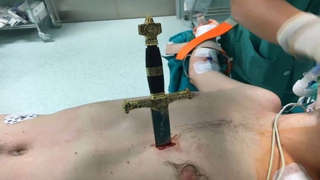 Медики достают меч из груди пациента