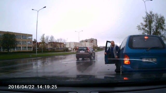 Необдуманный жест в окно