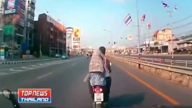 Водитель сбил мотоциклиста c пассажиром