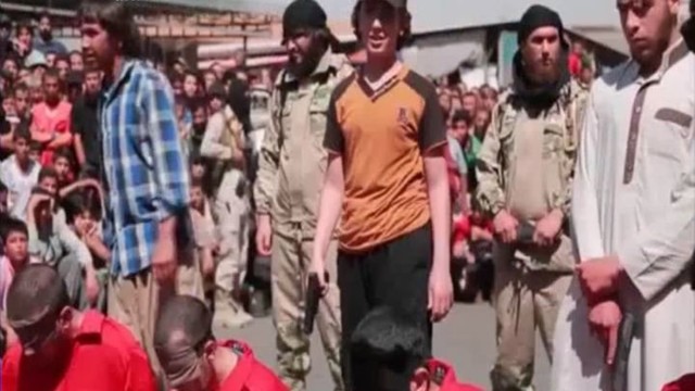 Боевики ИГИЛ позволили нескольким добровольцам из числа гражданских расстрелять пленников