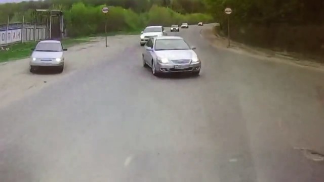 Повернула прямо под фуру