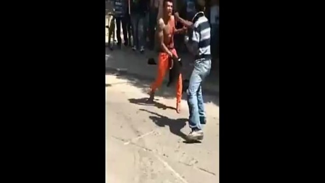 Мужчина умирает от ножевых ранений