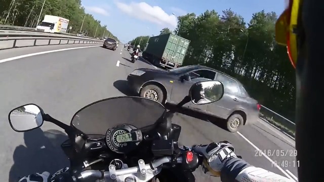 Мотоциклист уходит от столкновения